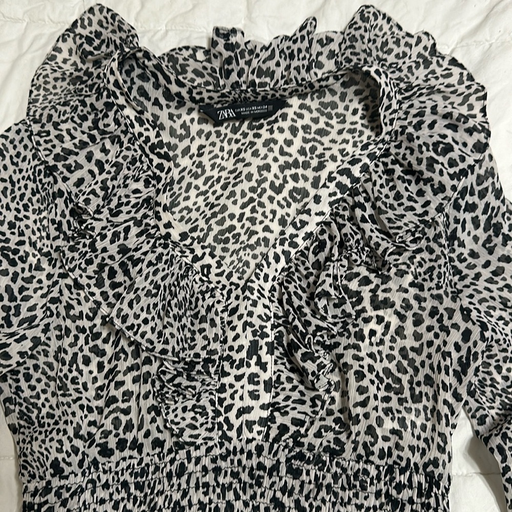 Zara XS spotted v neck flutter ruffle long sleeve top NWOT